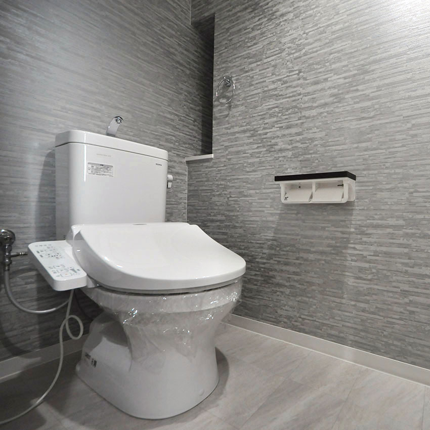 トイレもフルリフォームです。重厚感のある石材調の壁紙で高級感がありながら、落ち着きのある空間になりました。