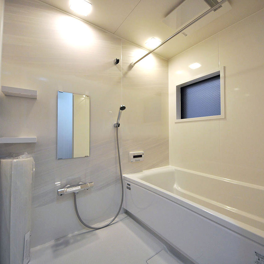 バスルームはタカラスタンダード製のシステムバス「リラクシア」。電気式の浴室乾燥機も新調しました。