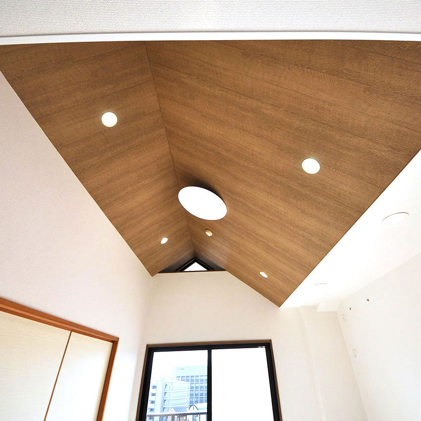 特徴的な勾配天井は、ウッディなブラウンのクロスで仕上げ、ログハウス風な雰囲気に。