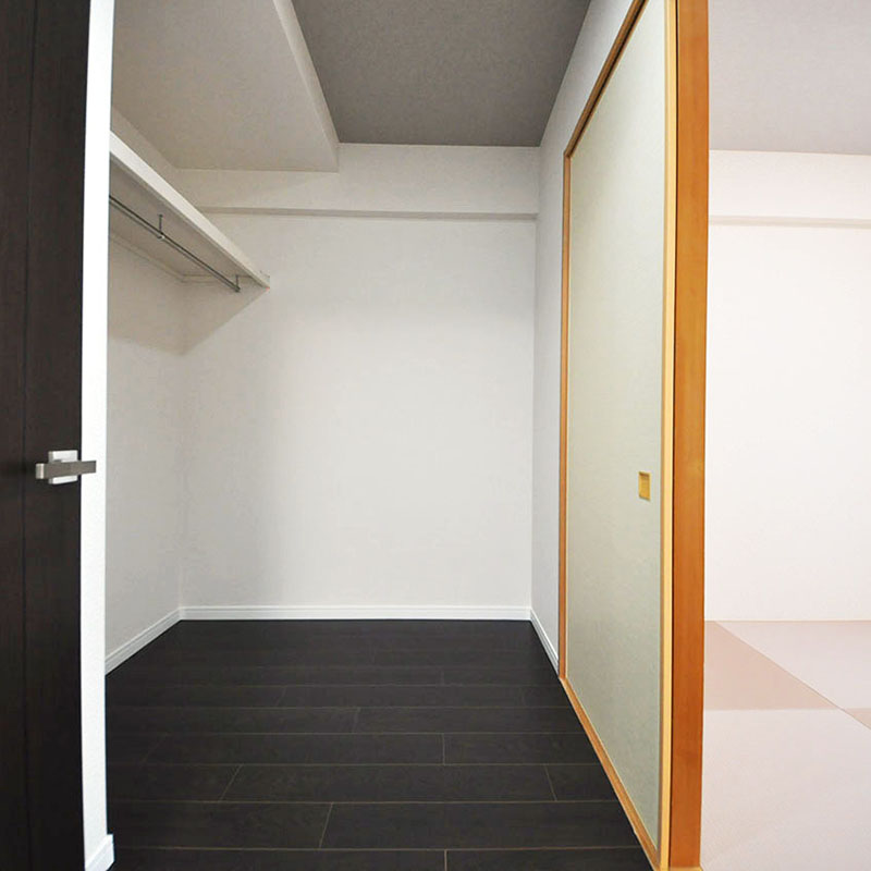 リビングと和室から出入り可能なウォークインクローゼット。内部は、リビングや洋室の壁や床と統一しました。
