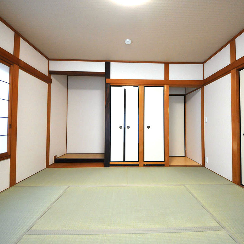 １階の８帖の和室は、立派な仏間や床の間は残し、表装を張替えました。