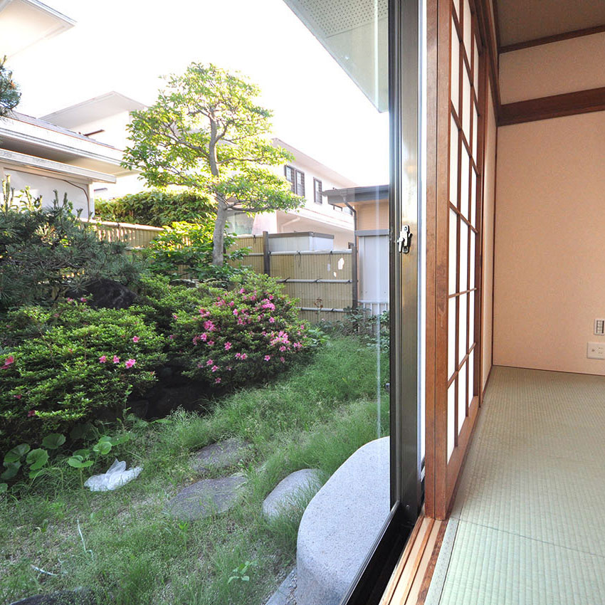 １階の和室からは日本風の庭が眺められます。いいところはお手入れし残すリフォームプランです。