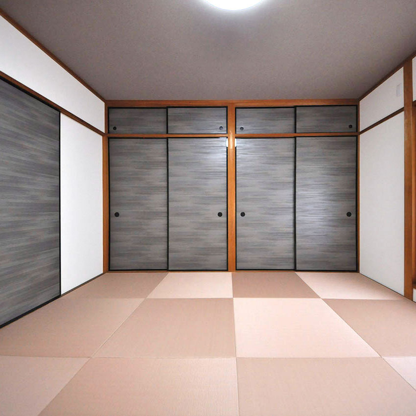 ２階の８畳の和室は、１階とは趣向を変え、モダンな和室にリフォームしました。畳や襖も現代風なカラーと素材で仕上げています。