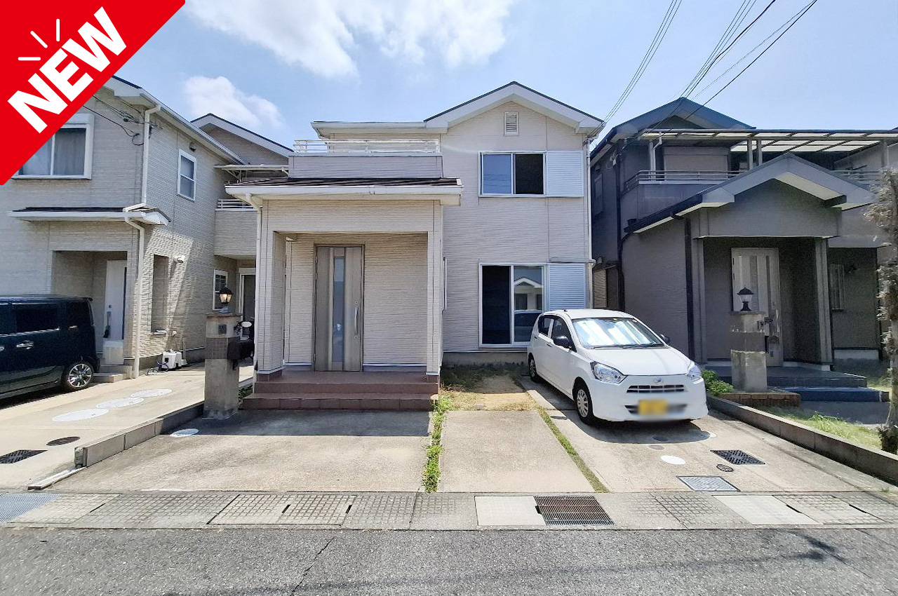 泉佐野市日根野★フジ住宅施工の分譲地内。各部屋の大容量の収納が魅力です。駐車２台分のスペースがあります。