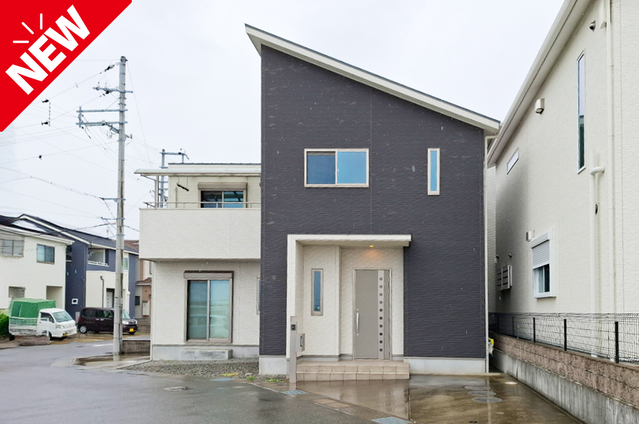 貝塚市窪田★角地の４LDK！車種により駐車３台OK！黒と白のツートンカラーの外観！