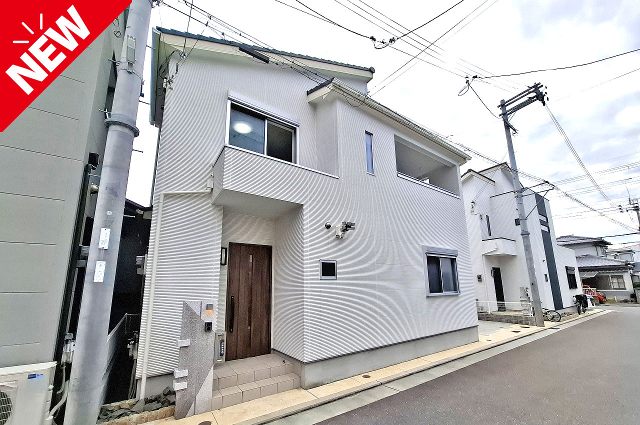 【改装付】岸和田市藤井町２丁目★2022年4月の築浅物件！設備も新しくきれいです！駐車２台分の４LDK！