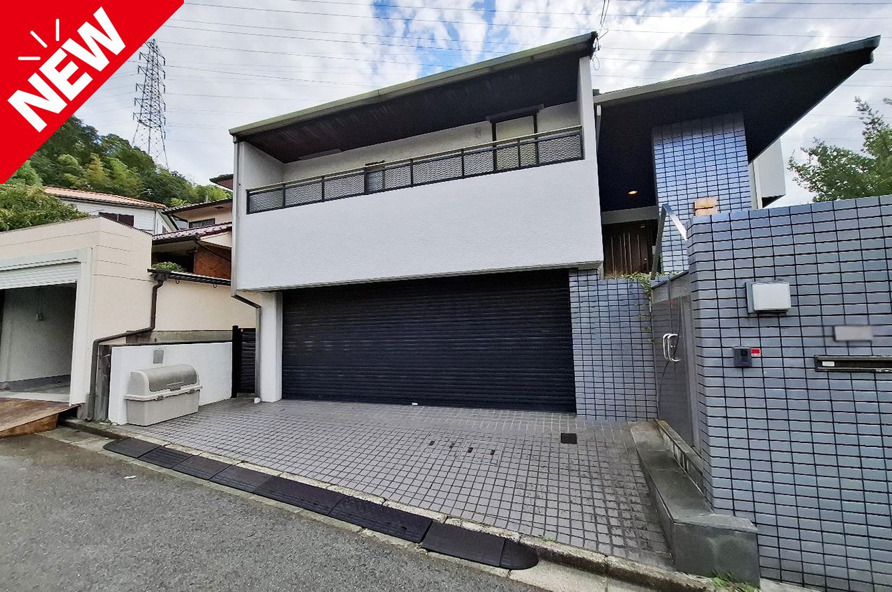 【再販売】和泉市弥生町２丁目★大型ガレージ付の豪邸が月々６万円台より！L・DKは30帖超！