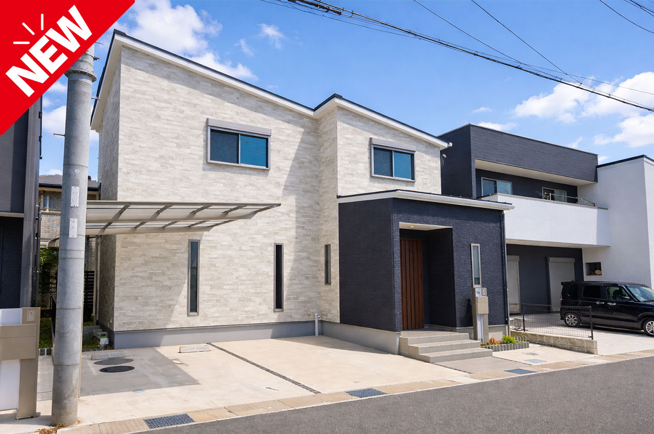 泉佐野市羽倉崎上町３丁目★令和5年10月築の築浅物件！ネイビー×ホワイトのツートンカラーのスタイリッシュな外観です。