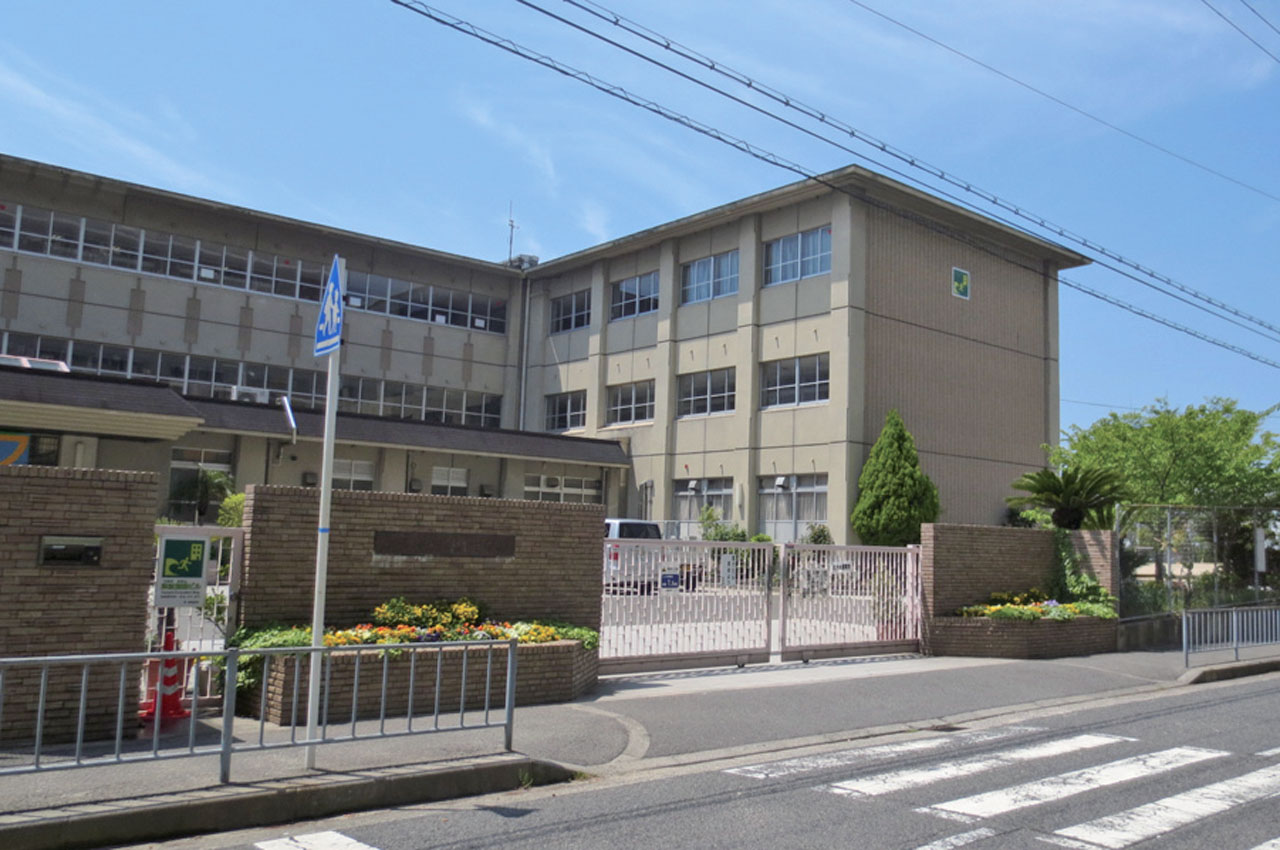 野村中学校 (180m)