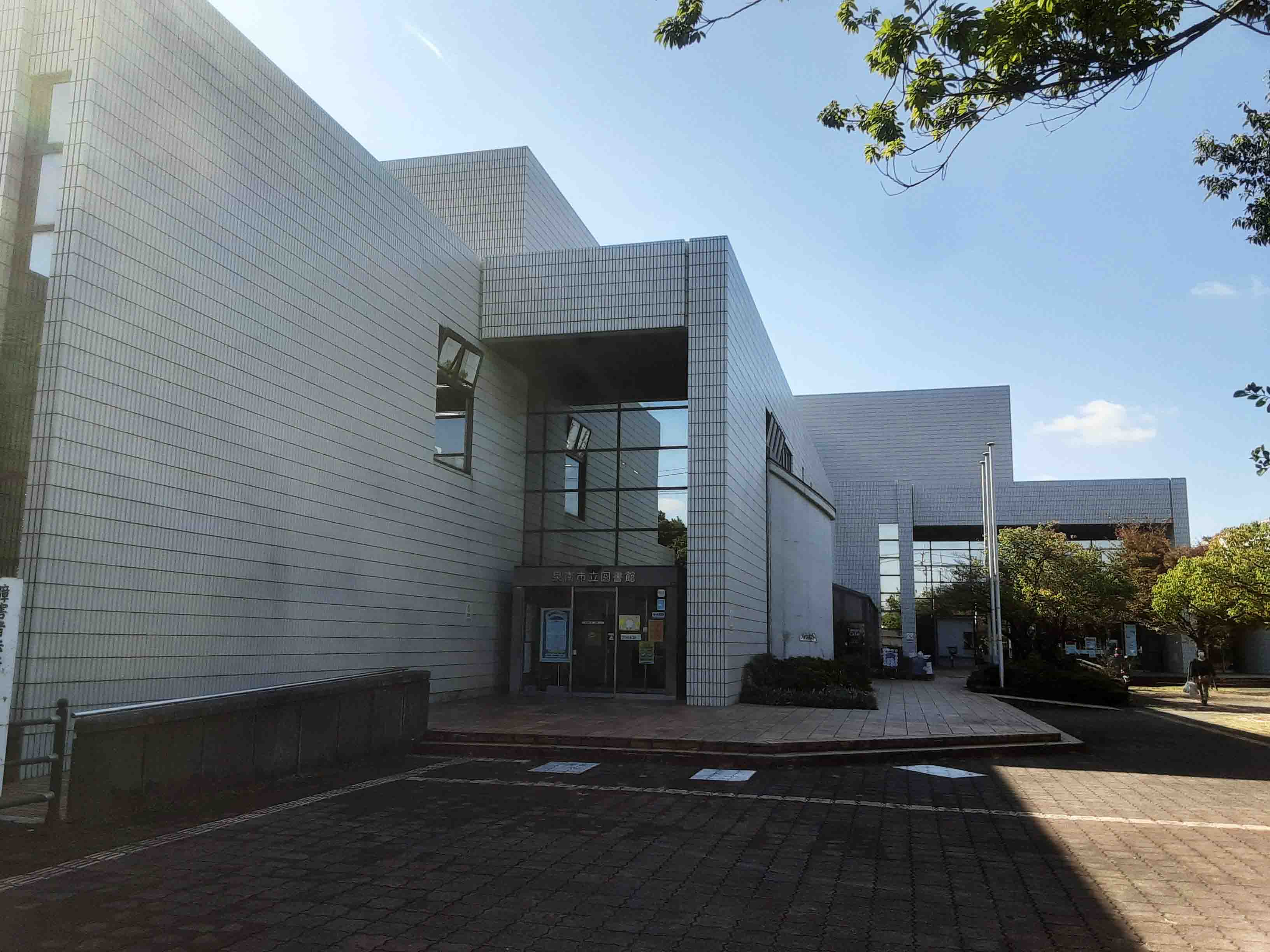 市立図書館 車7分(約3,240m~3,270m)