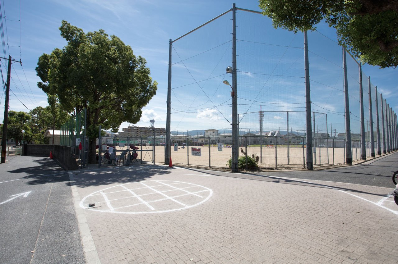 葛城運動広場　徒歩7分～8分（約550ｍ～590ｍ)