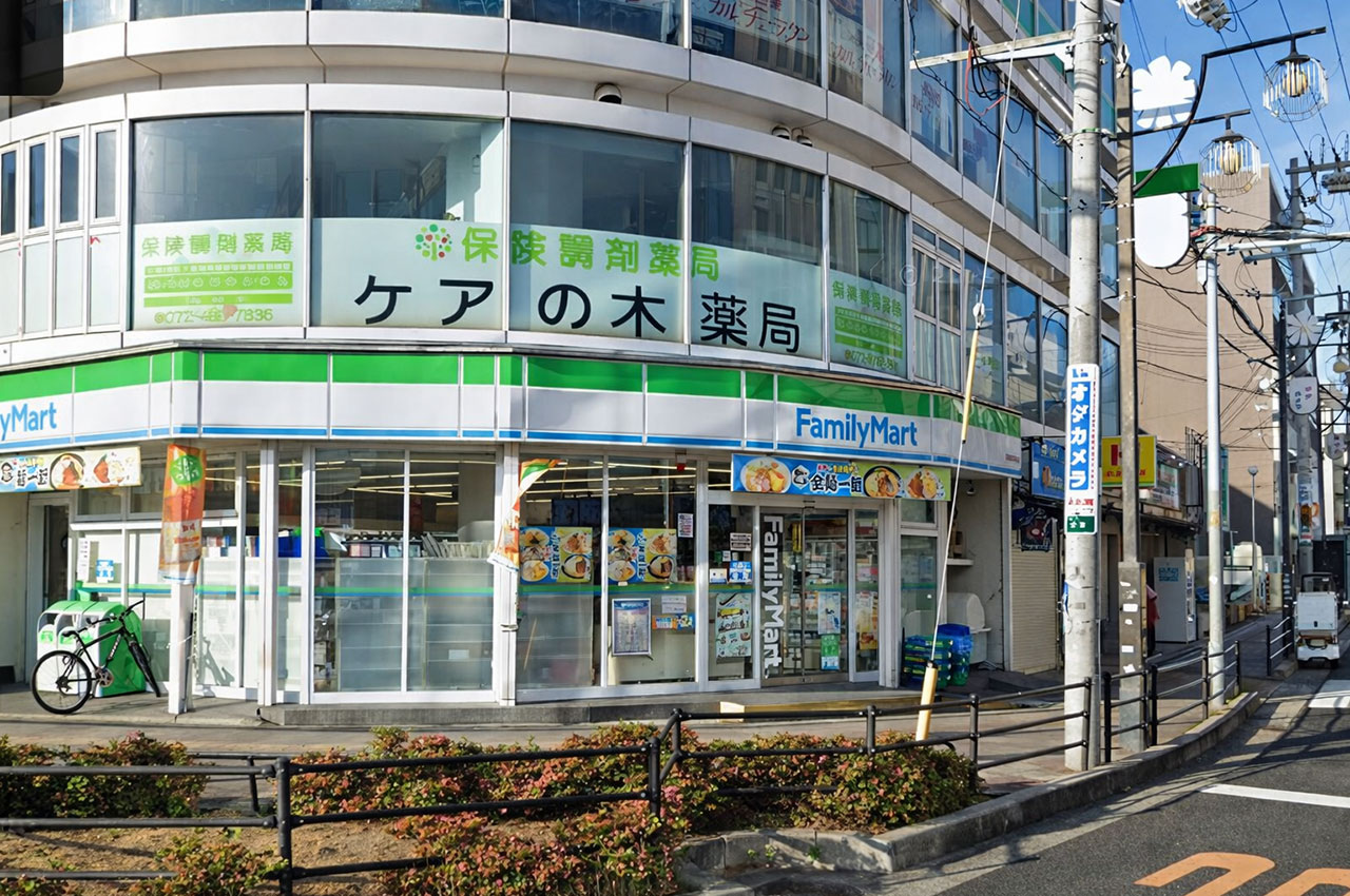 ファミリーマート貝塚駅前店