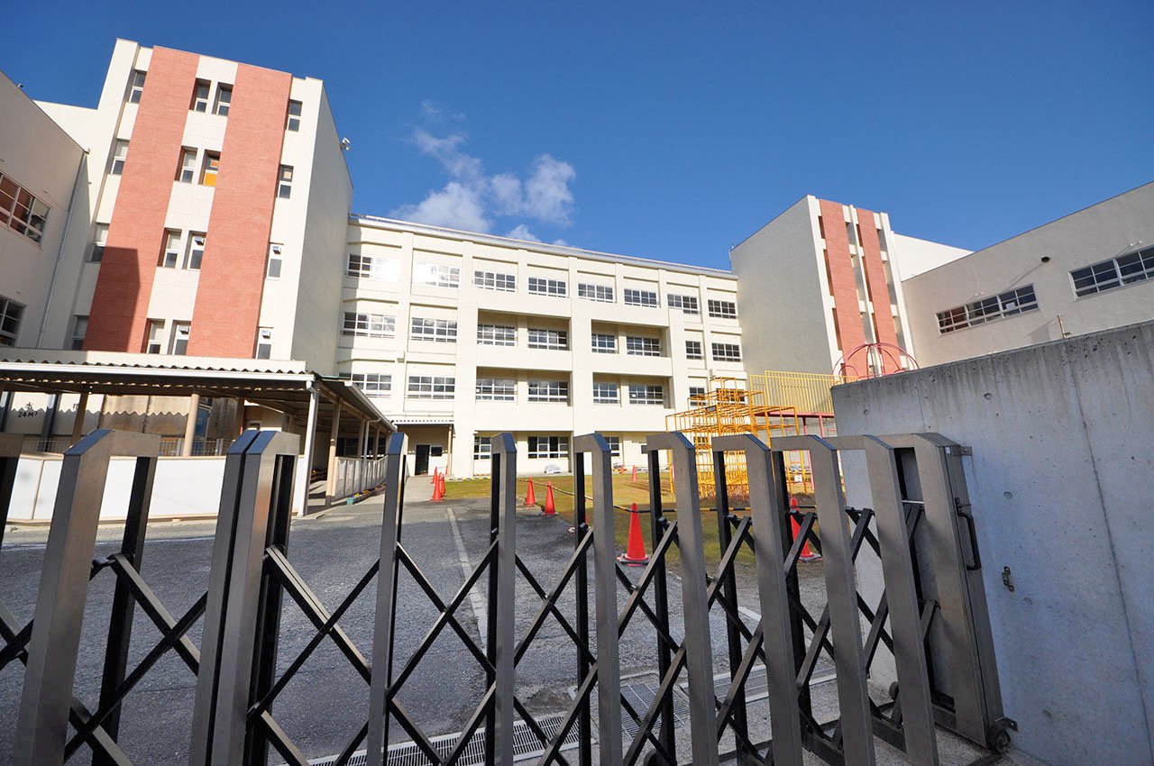 東小学校