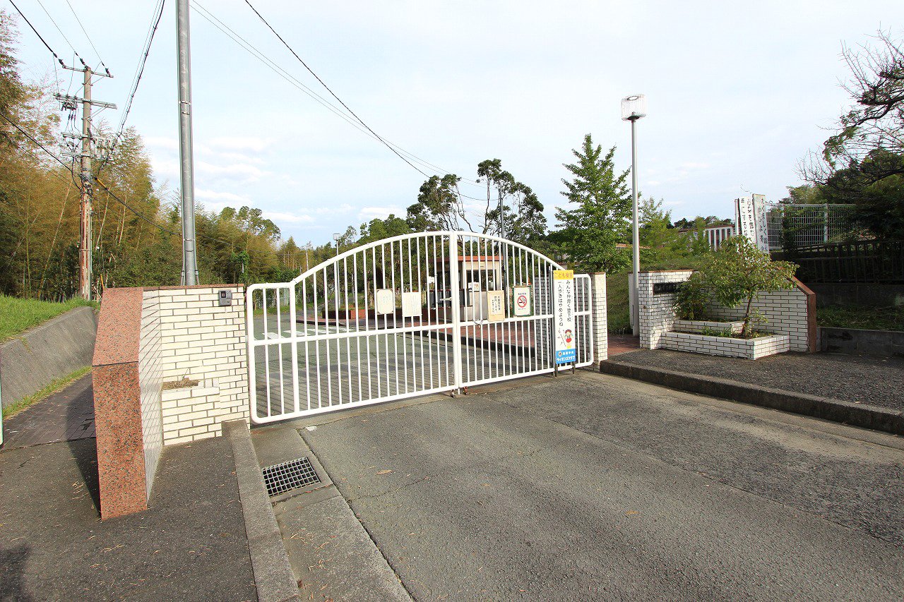 新家東小学校