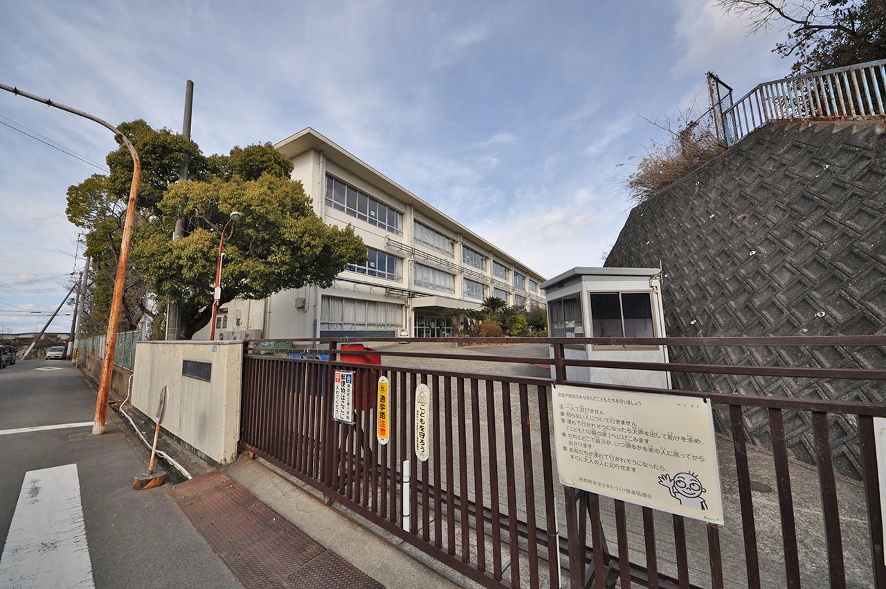 東小学校