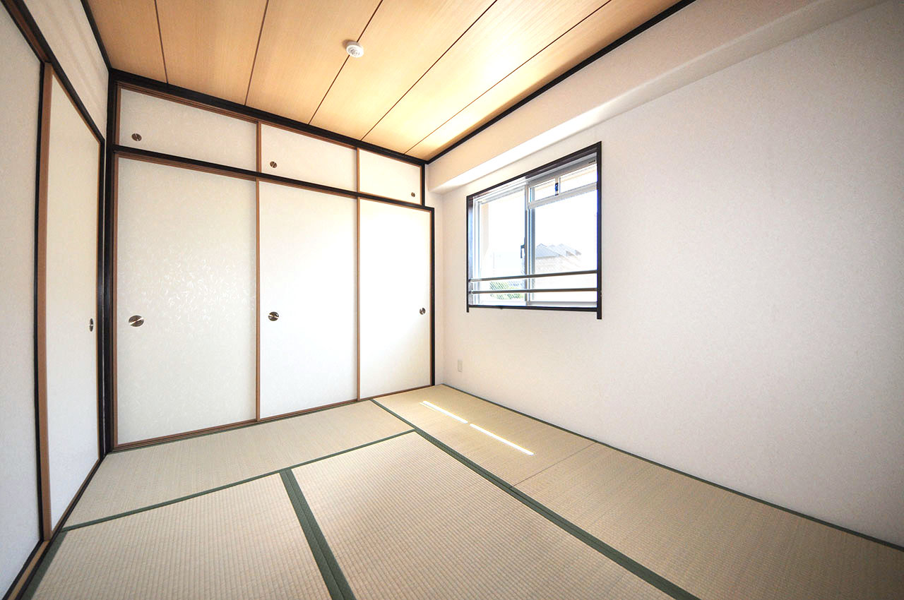 たっぷり収納出来る押入付きの和室は、窓付きの明るいお部屋です。