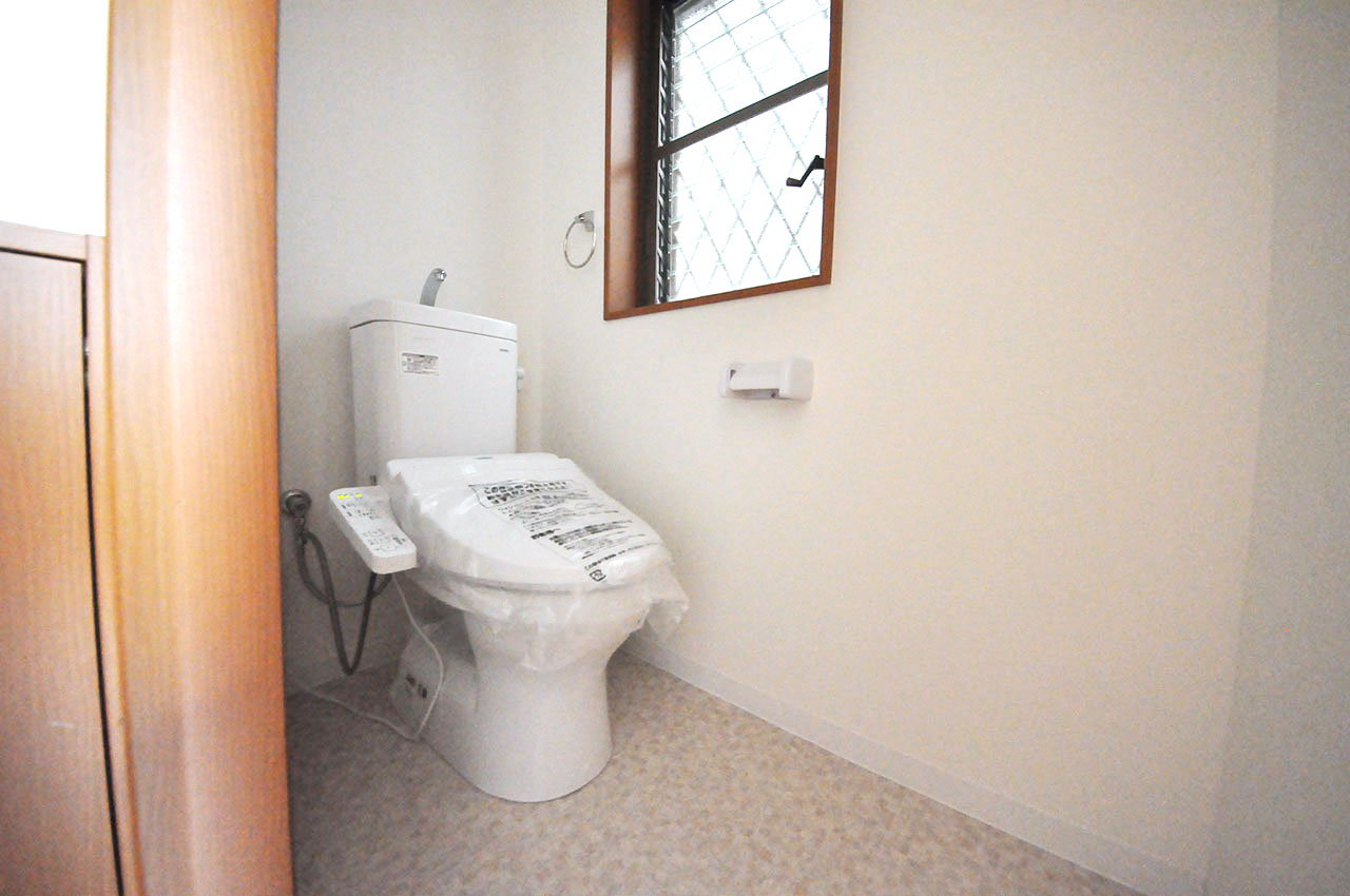トイレは便器や便座を新調するなどきれいにフルリフォーム済みです。