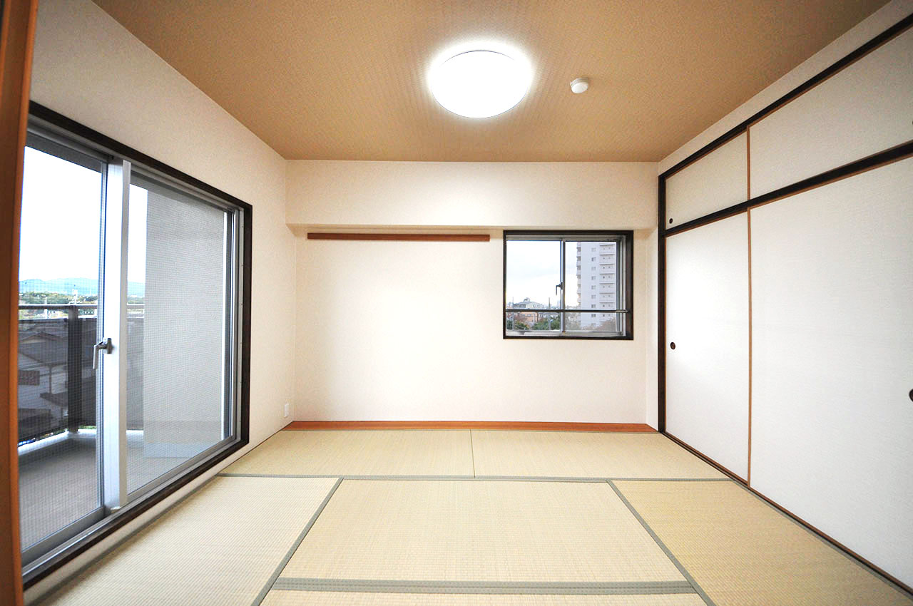 バルコニーに面した和室は、二面採光で明るく風通りのよいお部屋です。