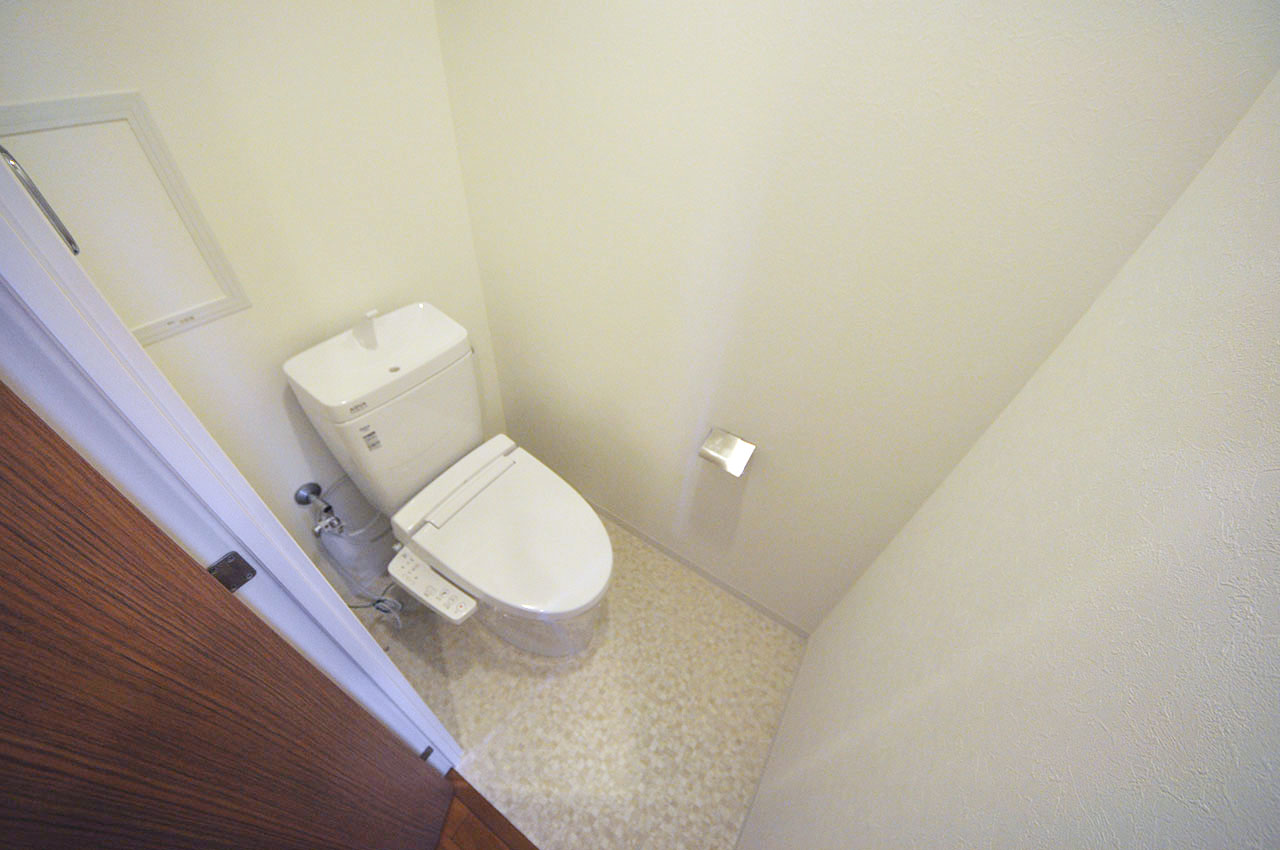 トイレは温水洗浄便座や便器を新調し、壁や床も張替えてフルリフォームしました。