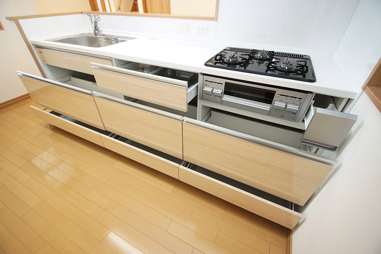 大きい調理器具もすっきり収まり、キッチンをいつもきれいに保てるスライド式の収納です。