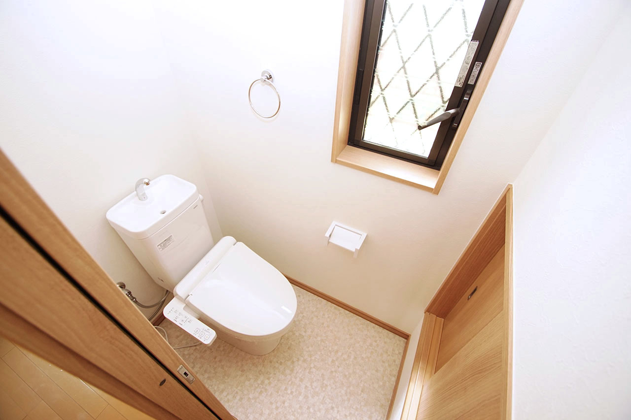 トイレはクロス張替えや温水洗浄便座を新調するなどフルリフォームでピカピカになりました。