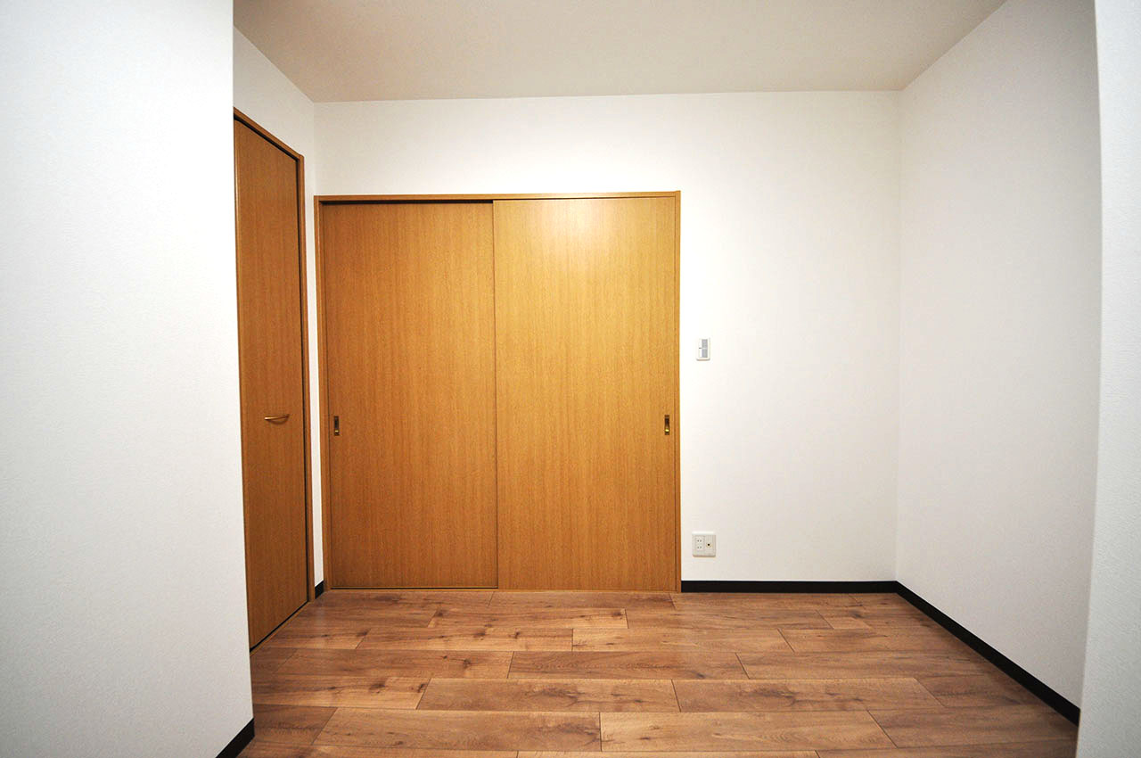 洋室約4.1帖。デッドスペースができにくく、空間を広く使える引き戸の出入り口です。