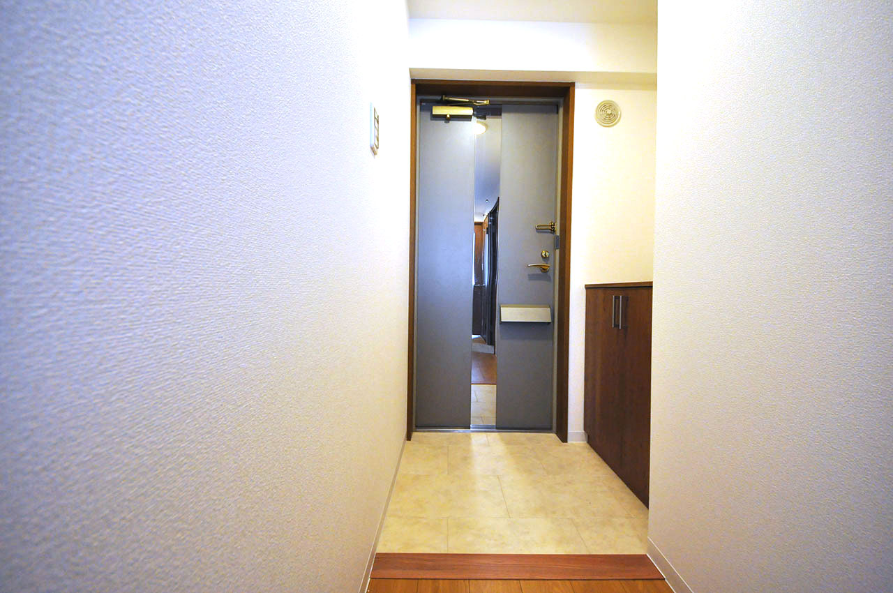 玄関や廊下もきれいにリフォーム済み。鏡付きの玄関ドアは、空間を広く見せる効果があります。