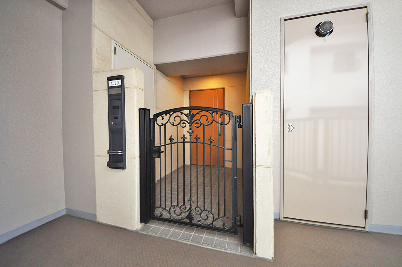 プライバシーを保ちやすく、戸建感覚を味わえる広い玄関ポーチ付きの住戸です。