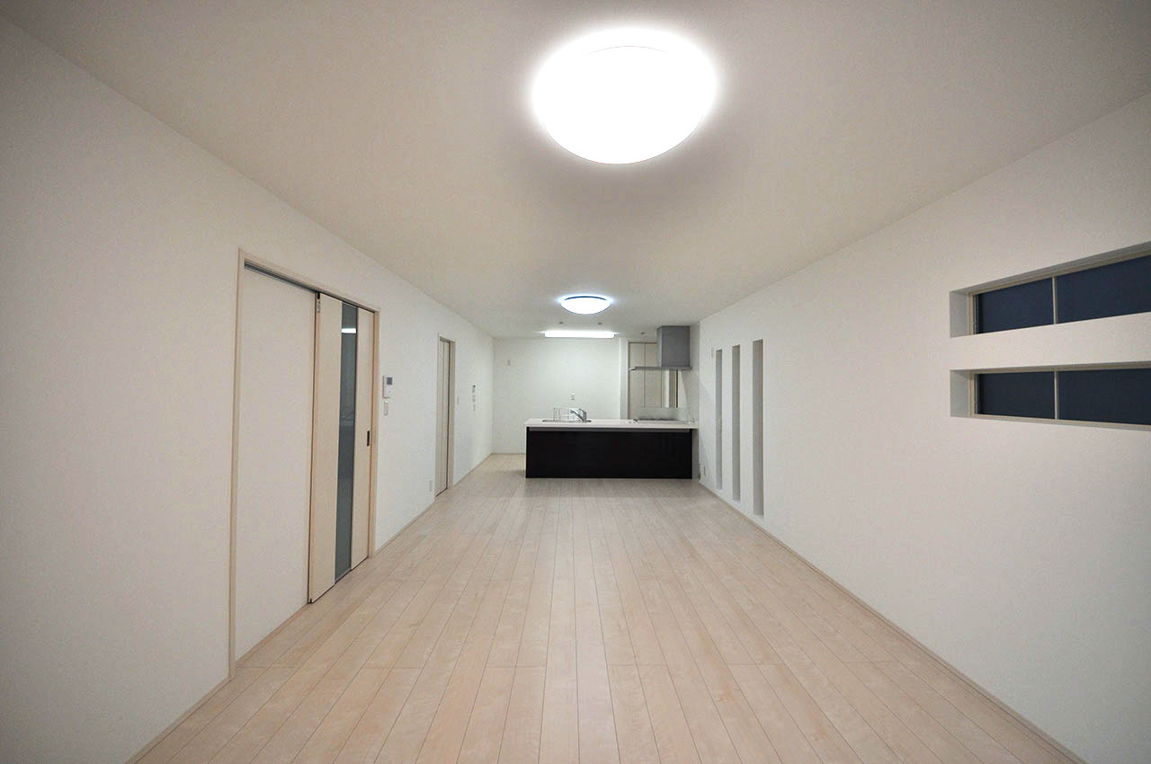 広々LDKはすっきりとした縦長で、家具などを設置しやすいお部屋です。