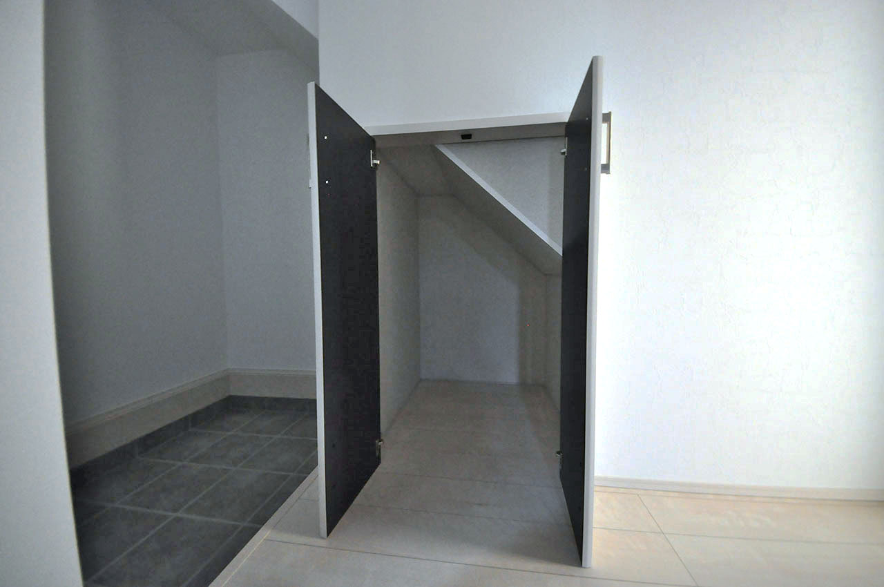 玄関ホールには階段下を利用した便利な物入もあり、玄関周りはいつもすっきりと片付きます。