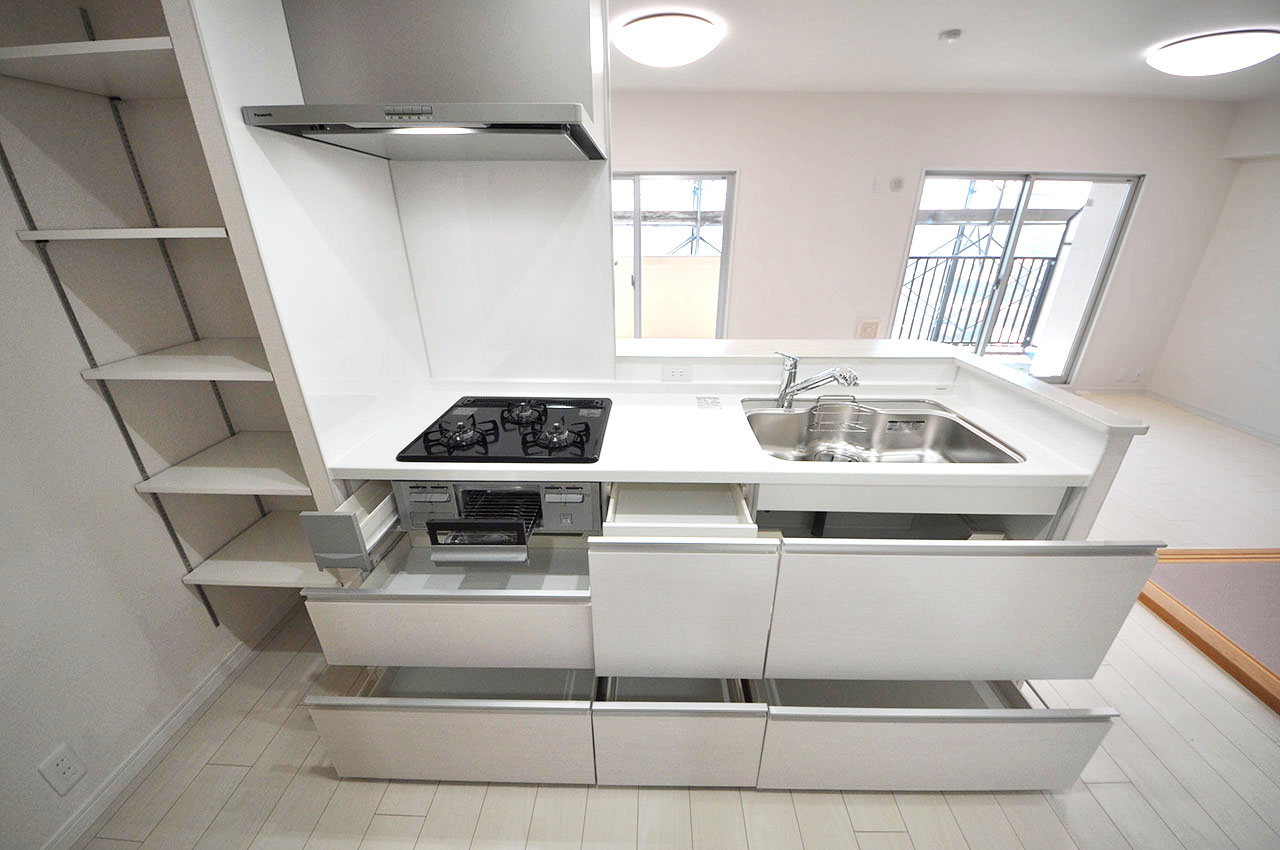 キッチンは使いやすいスライド式収納に加えサイドにも可動棚付きで、収納充実です。