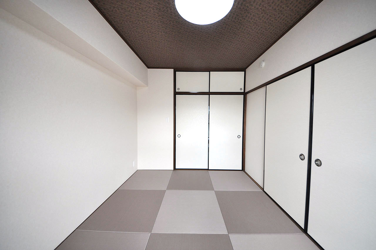 バルコニーに面した明るい和室は、クロス張替えや半帖畳を新調するなどフルリフォーム済みです。