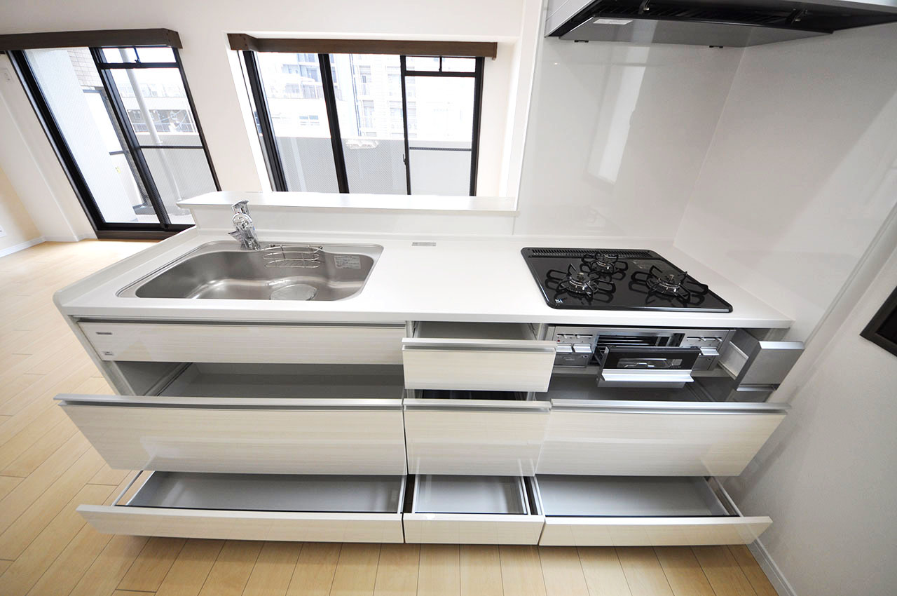 大きな調理器具もすっぽり収まり、中の物を取り出しやすいスライド式のキッチン収納です。
