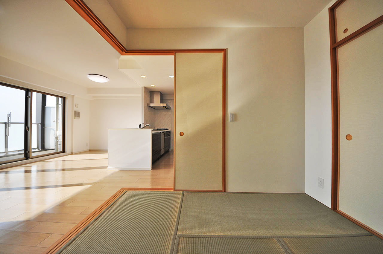 リビングと続間になった和室は、襖を開放して広々リビングとしてもご利用可能です。