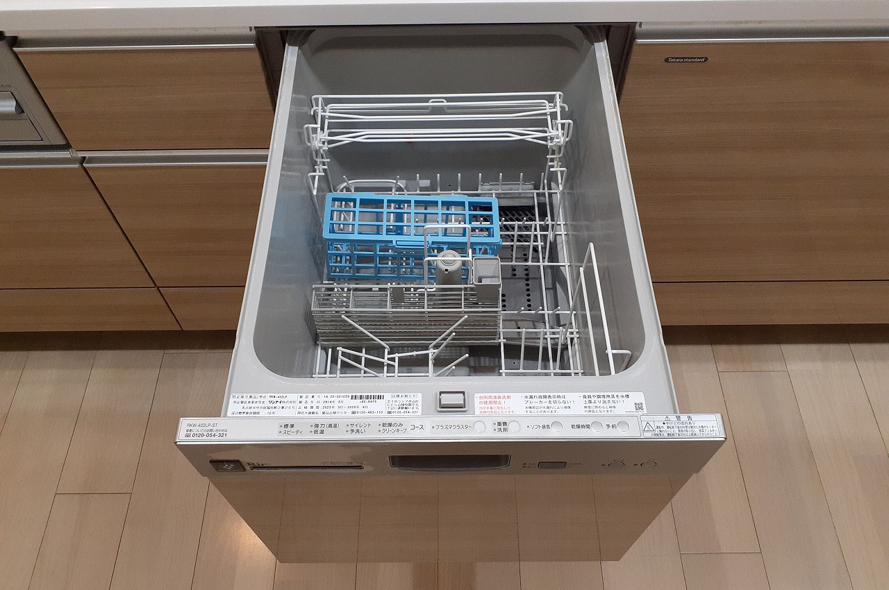 システムキッチンには、忙しい家事をしっかりサポートしてくれるうれしい食洗機付きです。