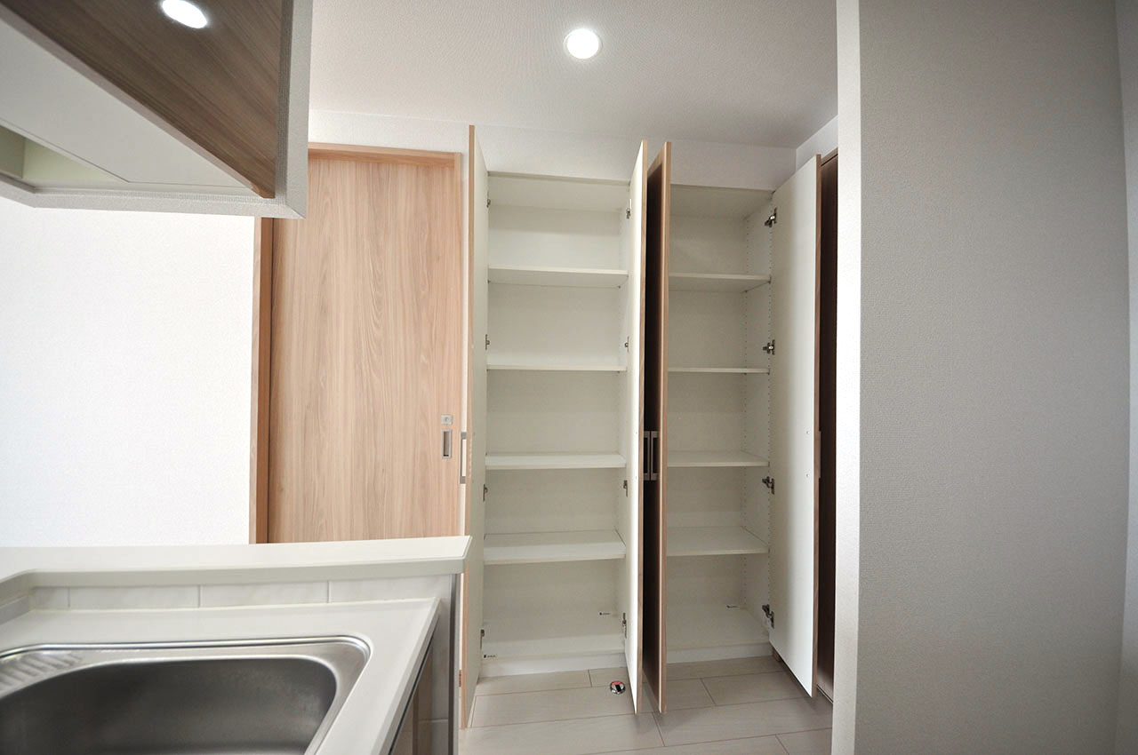 キッチン横には収納たっぷりの棚付き物入があります。パントリーやリビング収納としてもご利用可能です。