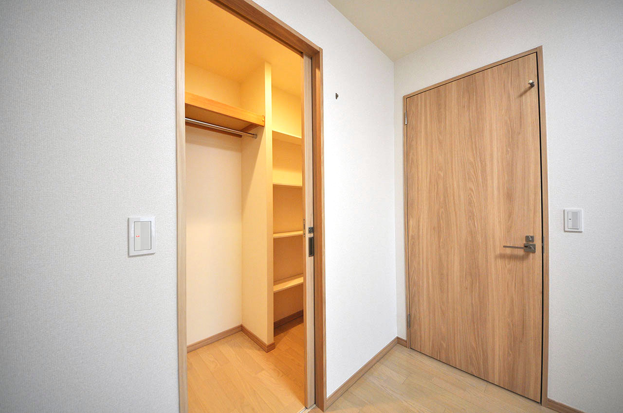 洋室約6.2帖にあるマルチクローゼットは、廊下からも出入り出来る便利な収納スペースです。