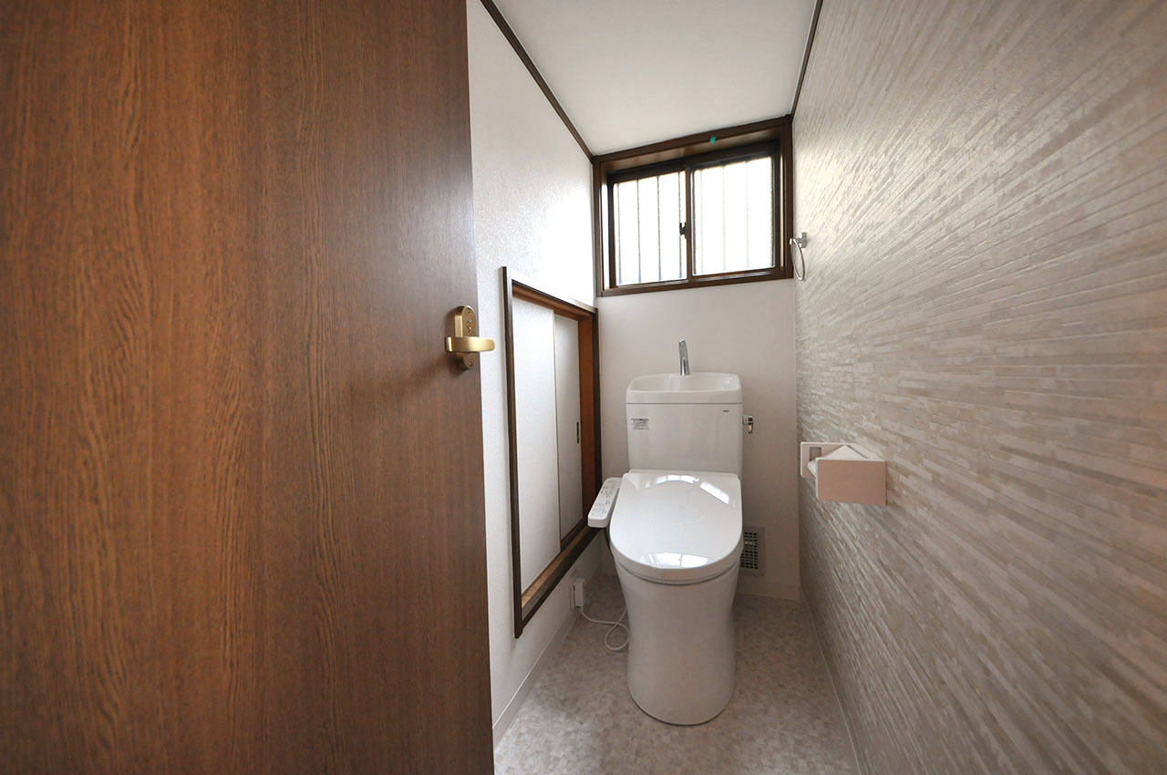 トイレ内もきれいにフルリフォーム済み。階段下を利用した物入があり便利です。