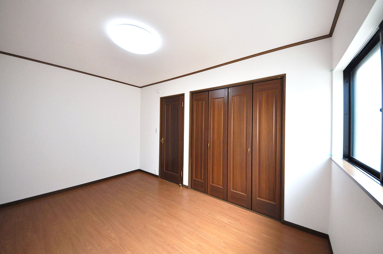 洋室約6.7帖は、家具などを設置しやすいすっきりとした形状のお部屋です。