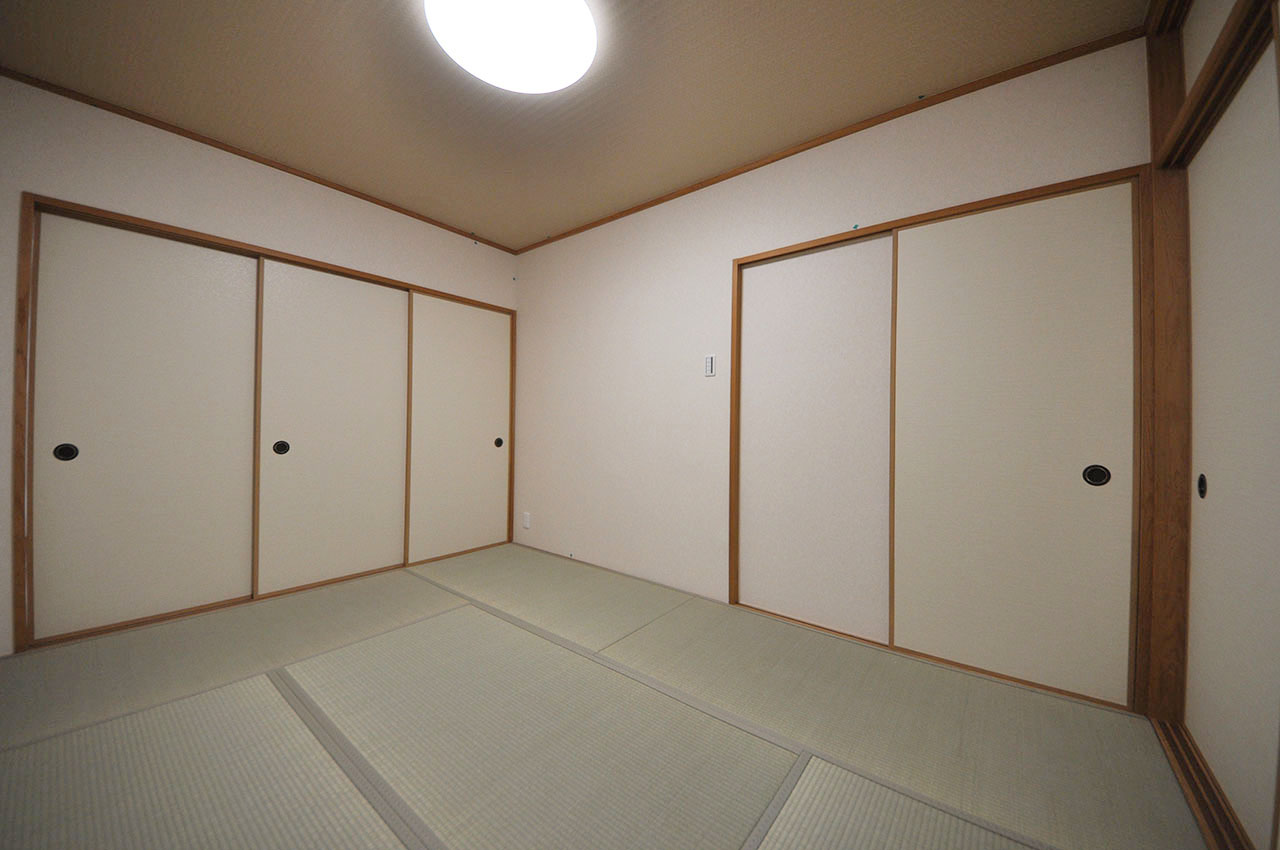 6帖の和室はクロスや襖を張替え、畳も新調。まっさらのお部屋で気持ち良く過ごして頂けます。