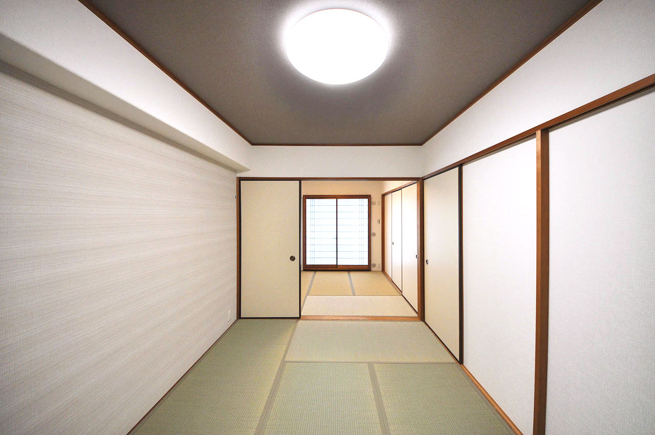 続間になった和室は、間の襖を開放して広々とお使い頂く事もできます。