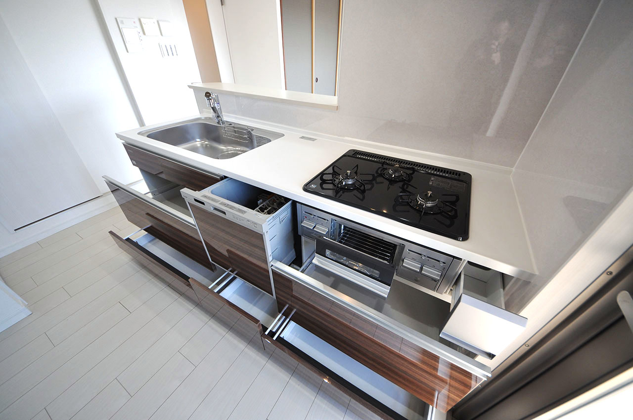 キッチン収納は、大きな調理器具もすっきり収まり出し入れもラクラクなスライドタイプです。