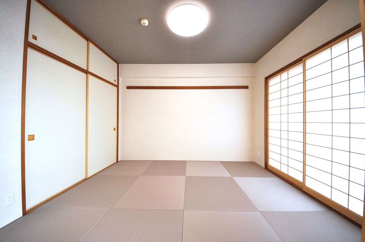 6帖の和室は半帖畳を新調するなどフルリフォーム済み。おしゃれでモダンなお部屋に生まれ変わりました。