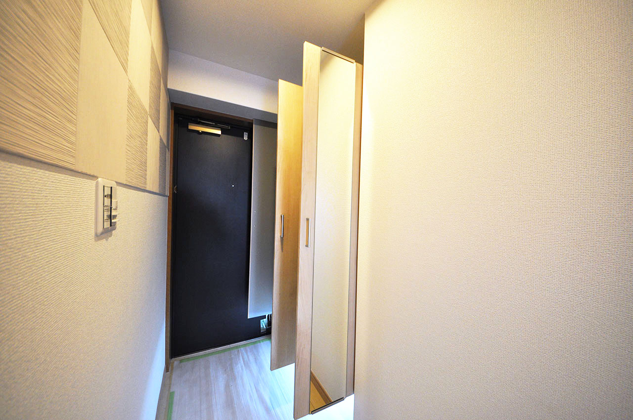 便利な姿見付きで大容量の下駄箱も新調済み。すっきりと片付けやすい玄関です。