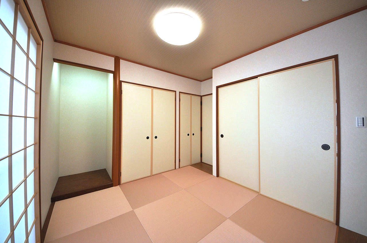 床の間付きの和室は、クロス張替えや半帖畳を新調するなどのリフォームできれいになりました。
