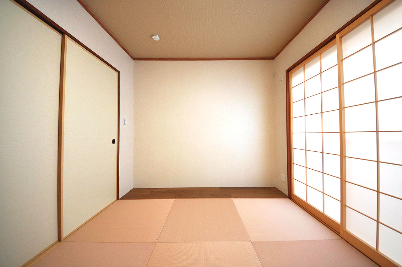 和室約5.2帖は、家具などを設置しやすい板の間付きです。