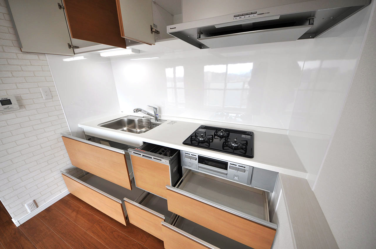 キッチン足元は、大きな調理器具もすっぽり収まり出し入れもラクラクなスライドタイプの収納です。