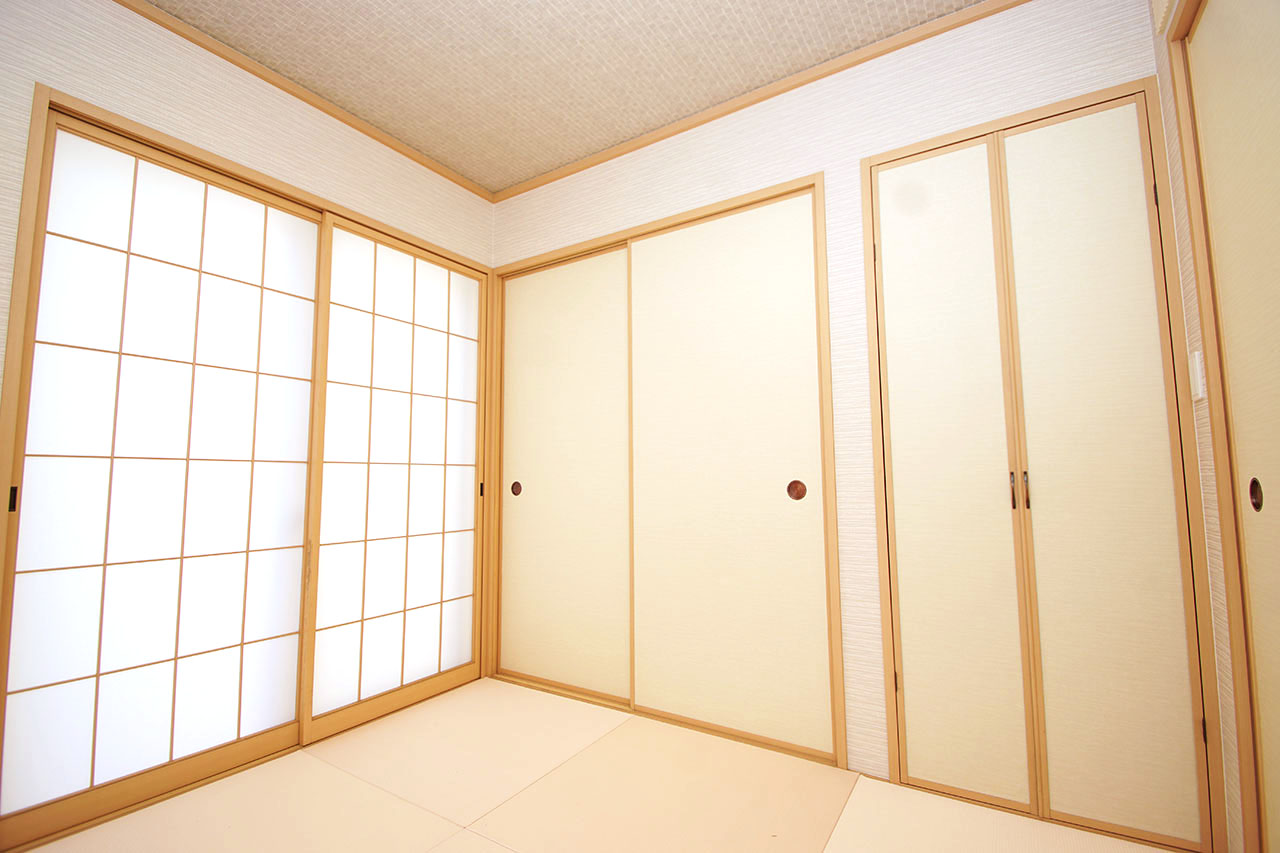 寝室や客間にも使える和室はきれいにリフォーム済み。二ヶ所の押入付きで収納もたっぷりです。