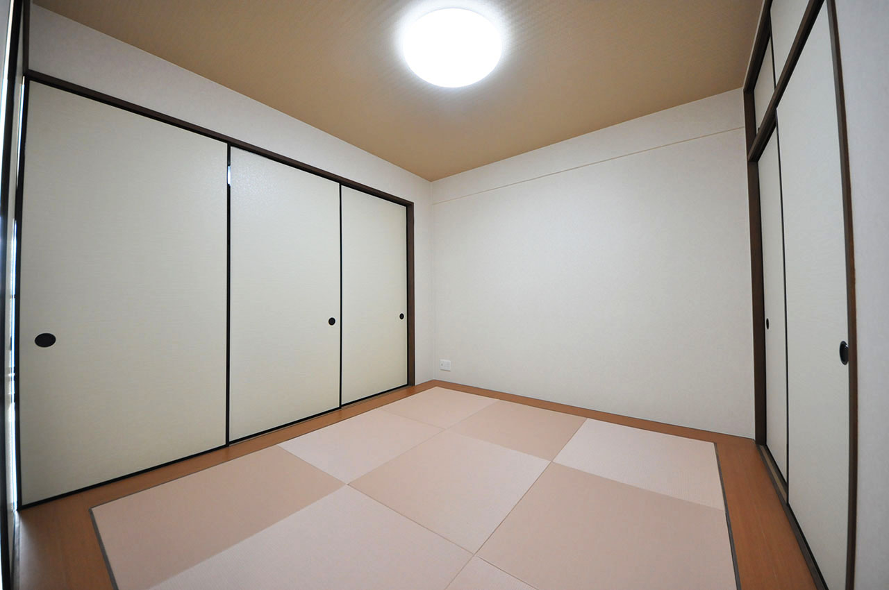 半帖畳がおしゃれな和室は、クロス張替えや襖新調などのリフォームできれいになりました。
