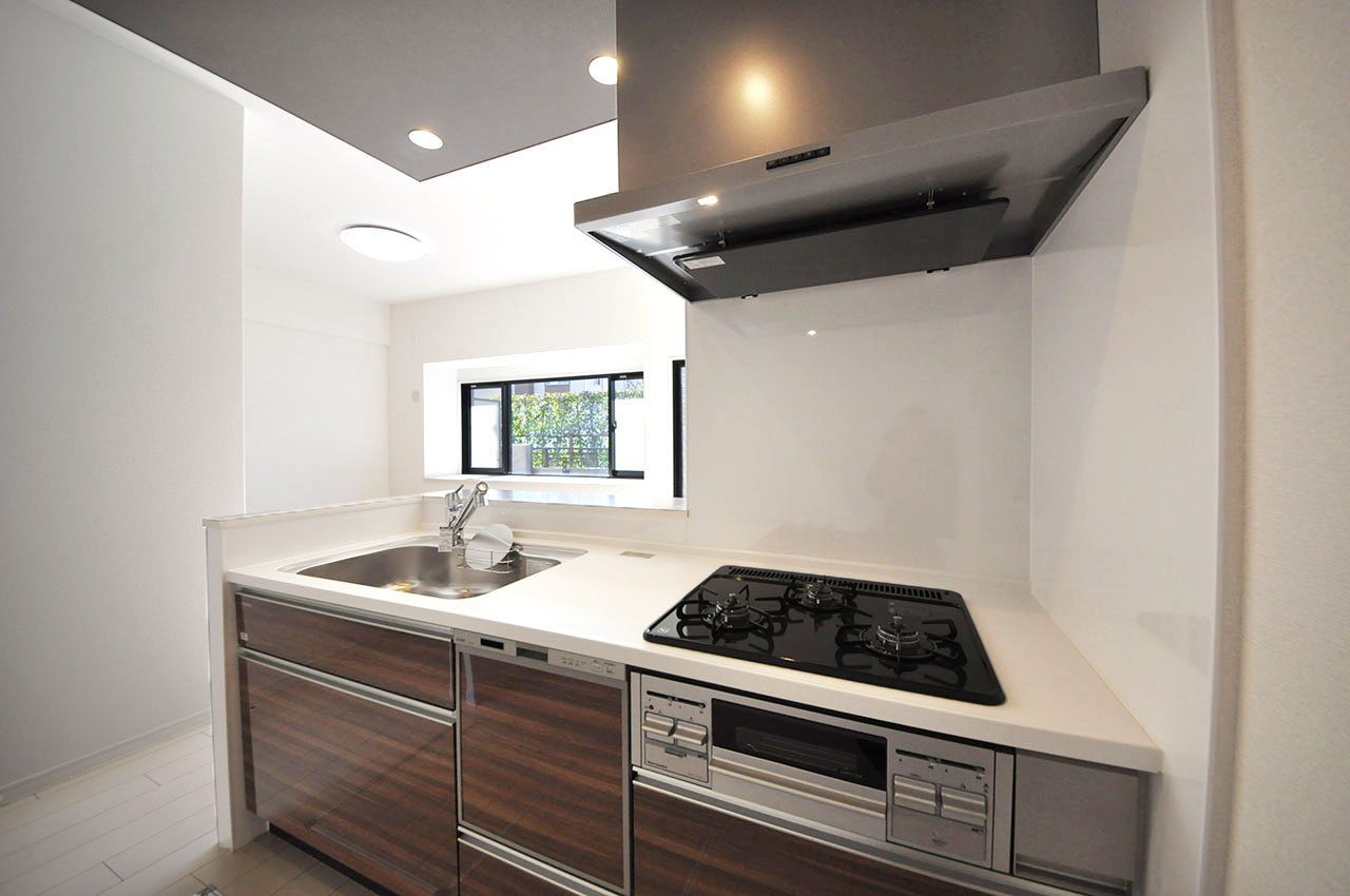 新調したキッチンは、忙しい家事をしっかりサポートしてくれてさらに節水にもなるうれしい食洗機付きです。